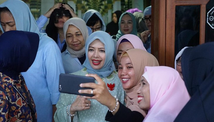 12 Gaya Nur Asia, istri Sandiaga Uno saat kampanyekan suaminya