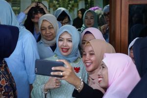 12 Gaya Nur Asia, istri Sandiaga Uno saat kampanyekan suaminya