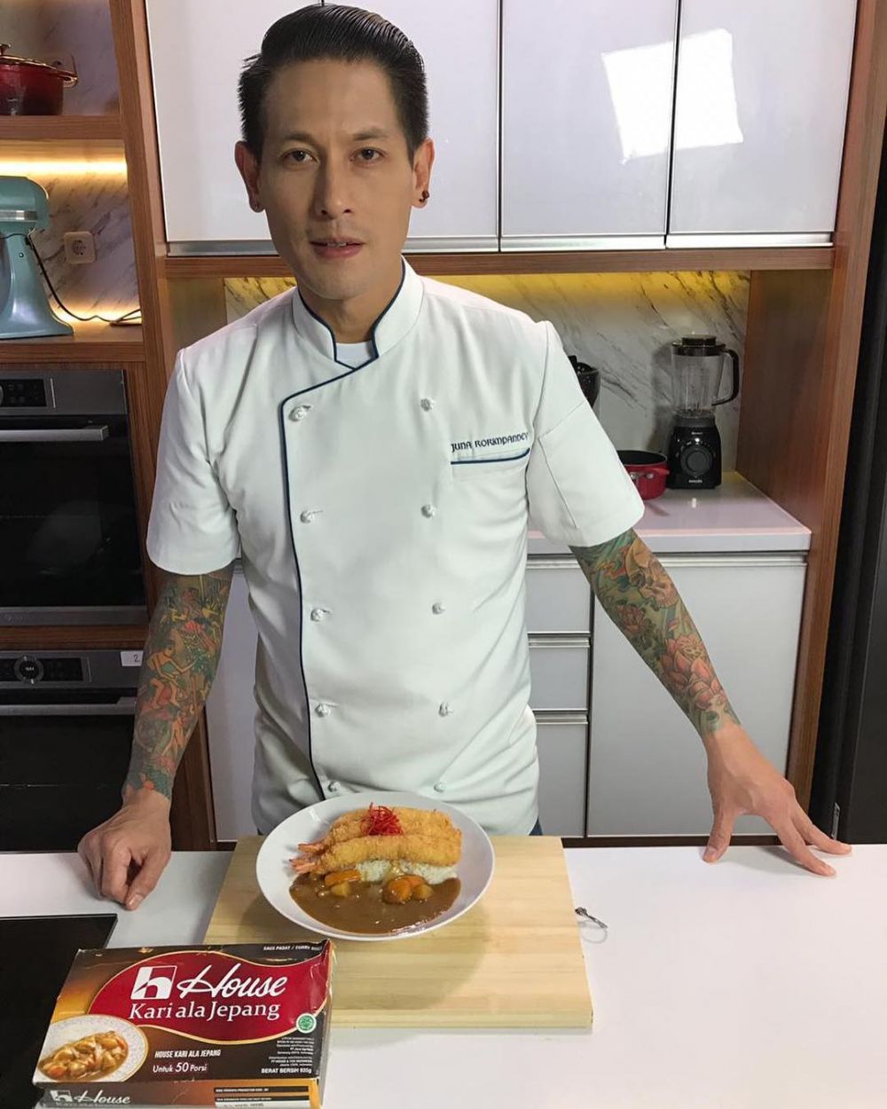 10 Pesona chef ganteng Tanah Air, bikin ingin diajari masak