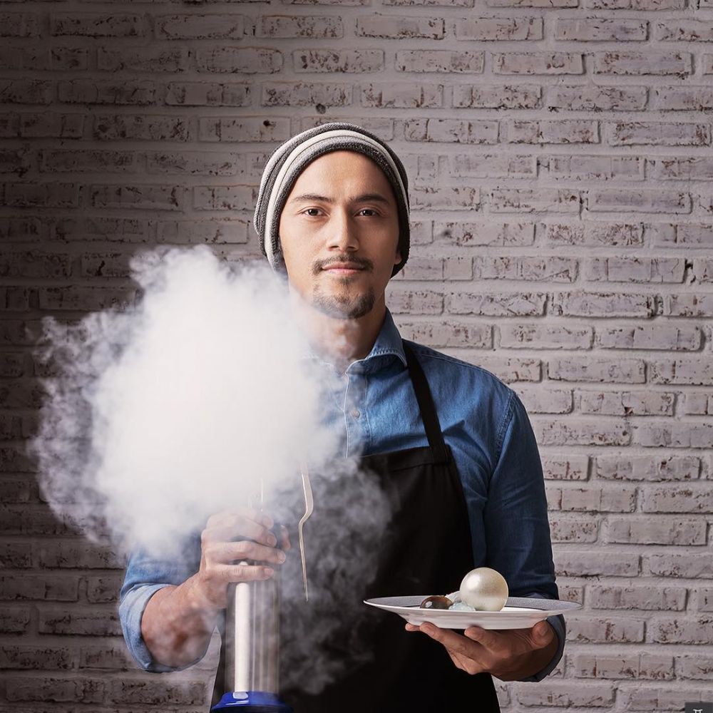 10 Pesona chef ganteng Tanah Air, bikin ingin diajari masak