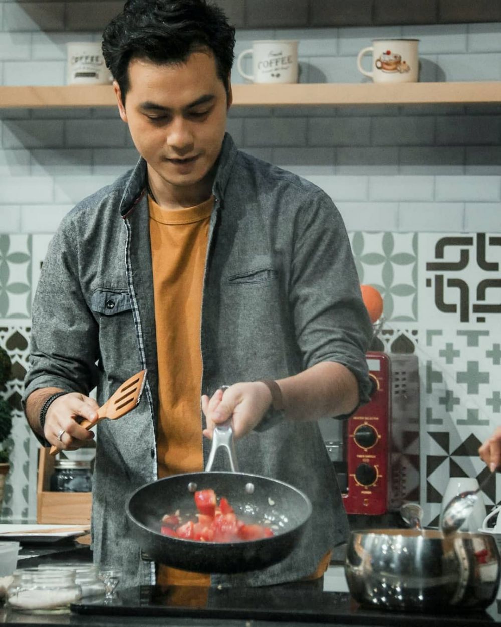 10 Pesona chef ganteng Tanah Air, bikin ingin diajari masak