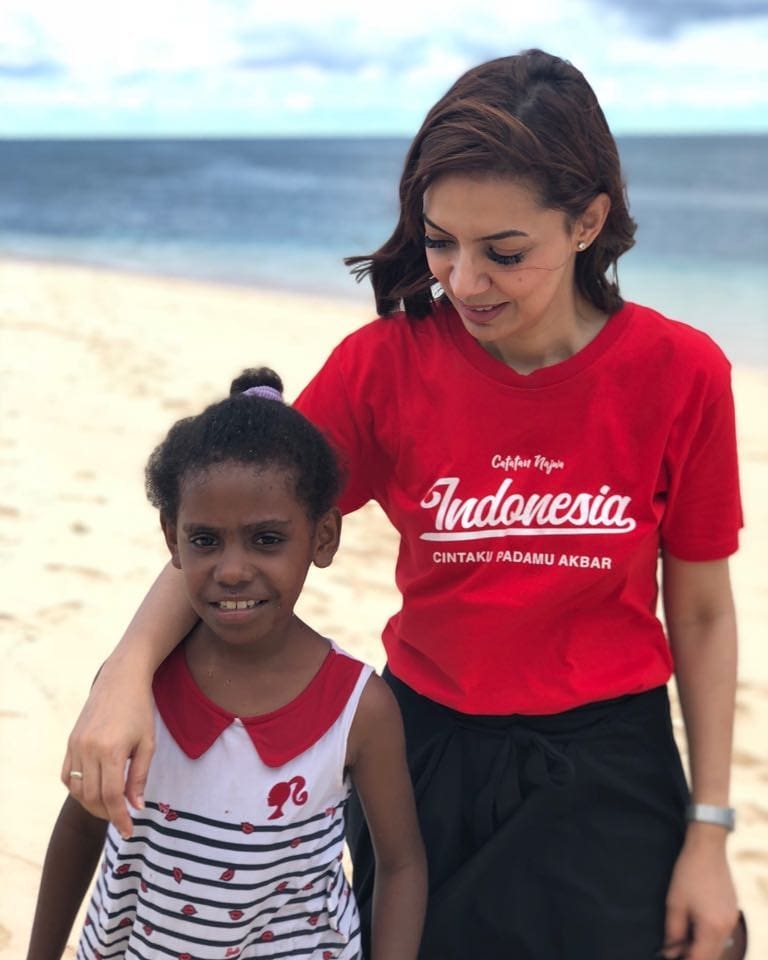 Biasa tampil formal, ini 8 potret Najwa Shihab kenakan kaus