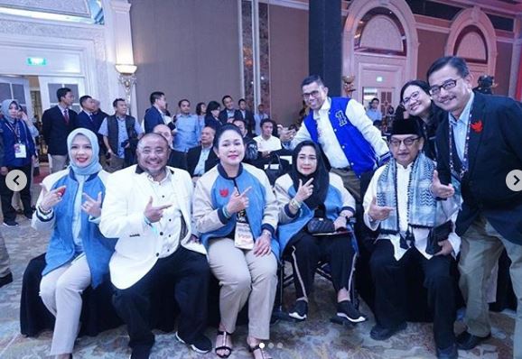 Beda gaya kekinian istri Ma'ruf Amin & Sandiaga di debat capres 2019