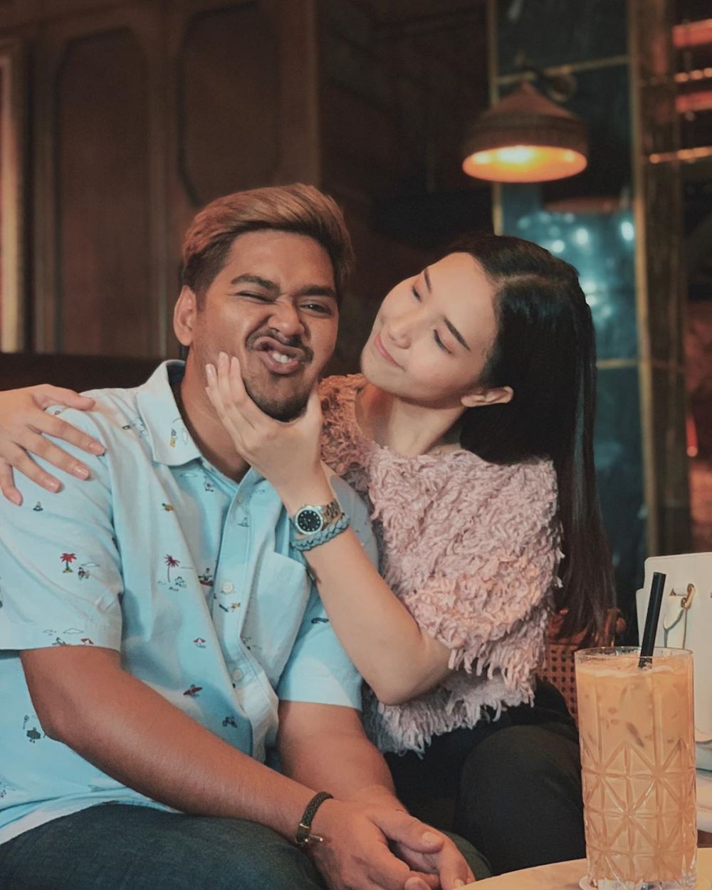 10 Pesona Artika Rustam, cewek yang dekat dengan Abdul Idol