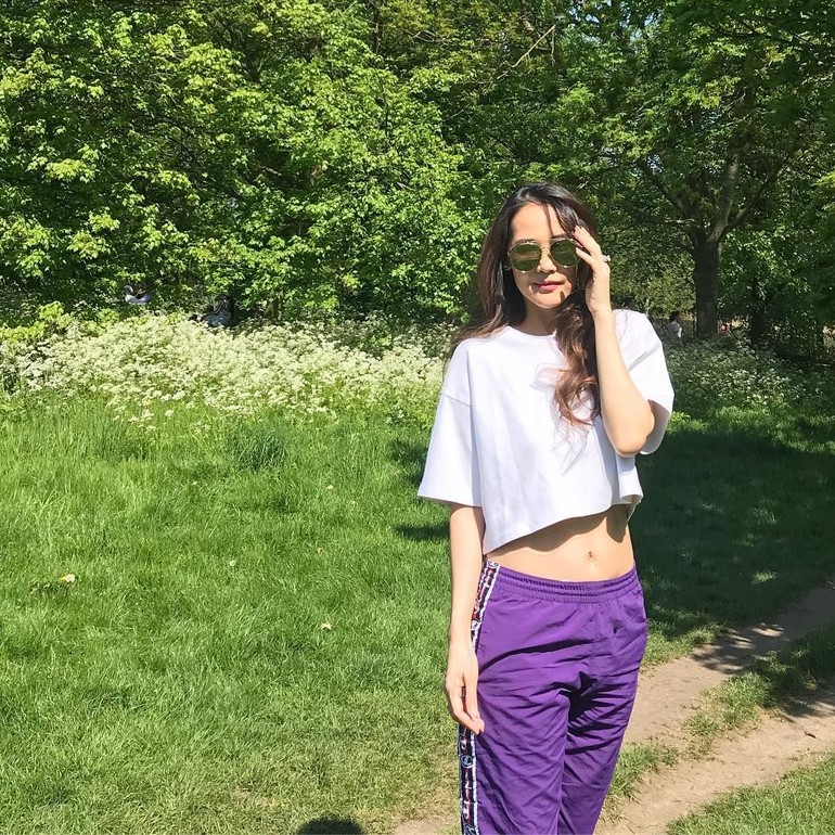 11 Potret Ina Thomas pamer perut rata, body goals abis