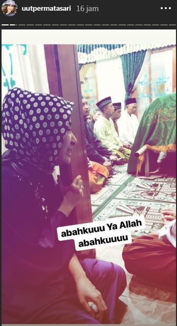 Ayahnya meninggal kecelakaan, ini 8 potret duka Uut Permatasari