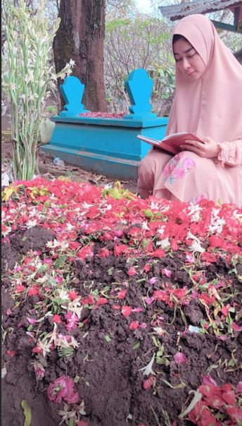 Ayahnya meninggal kecelakaan, ini 8 potret duka Uut Permatasari