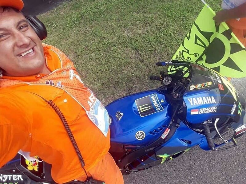 Selfie di atas motor Valentino Rossi, aksi marshal ini jadi sorotan