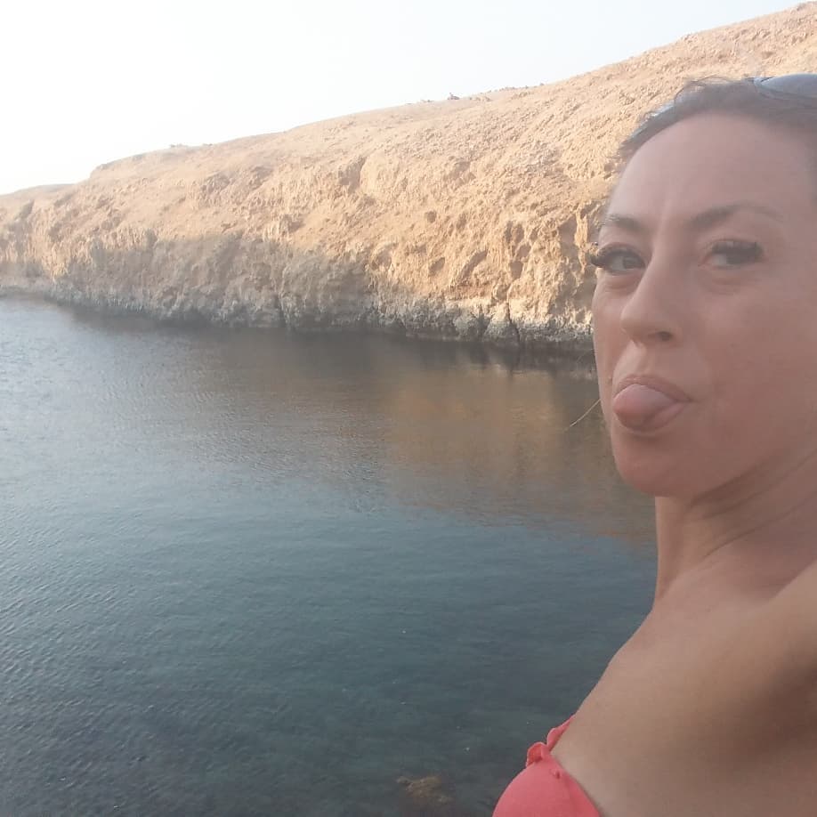 10 Potret bulan madu Laura Mesi, wanita yang nikahi diri sendiri