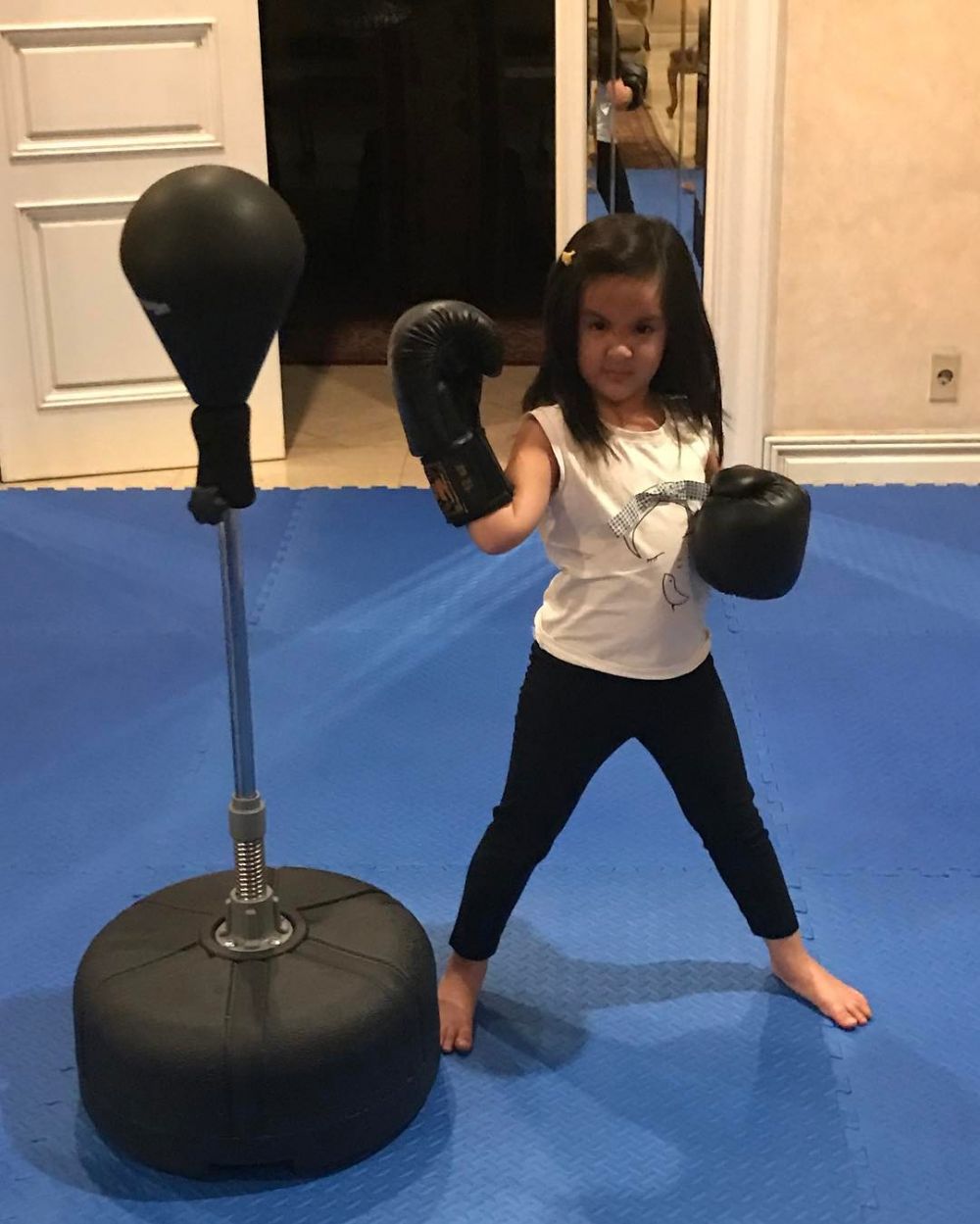 8 Potret Mikhayla anak Nia Ramadhani olahraga, aksinya bikin gemes