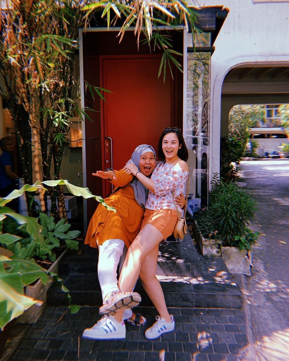 10 Potret kedekatan Chelsea Islan dan asistennya, bak saudara