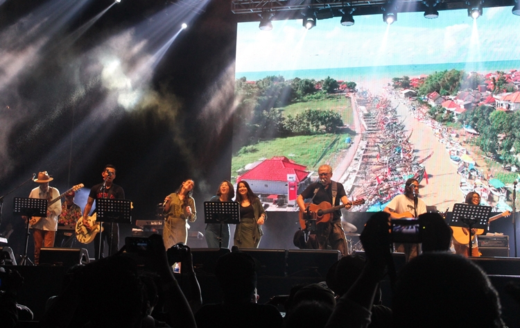 11 catatan konser Aku Cinta Iwan Fals yang penuh warna kebhinekaan  