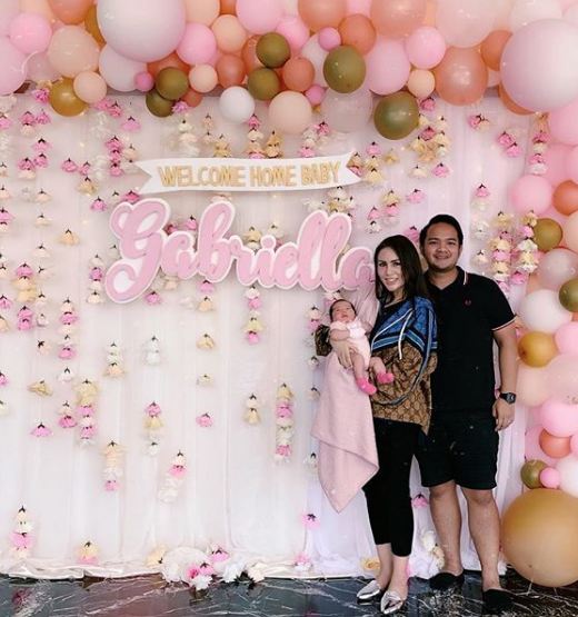 5 Potret kepulangan Momo Geisha & bayinya, ada pesta sambutan