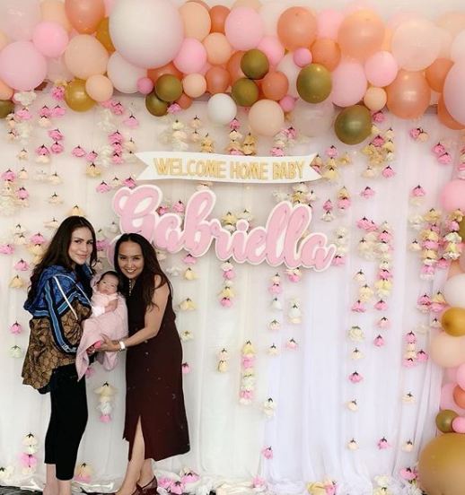 5 Potret kepulangan Momo Geisha & bayinya, ada pesta sambutan