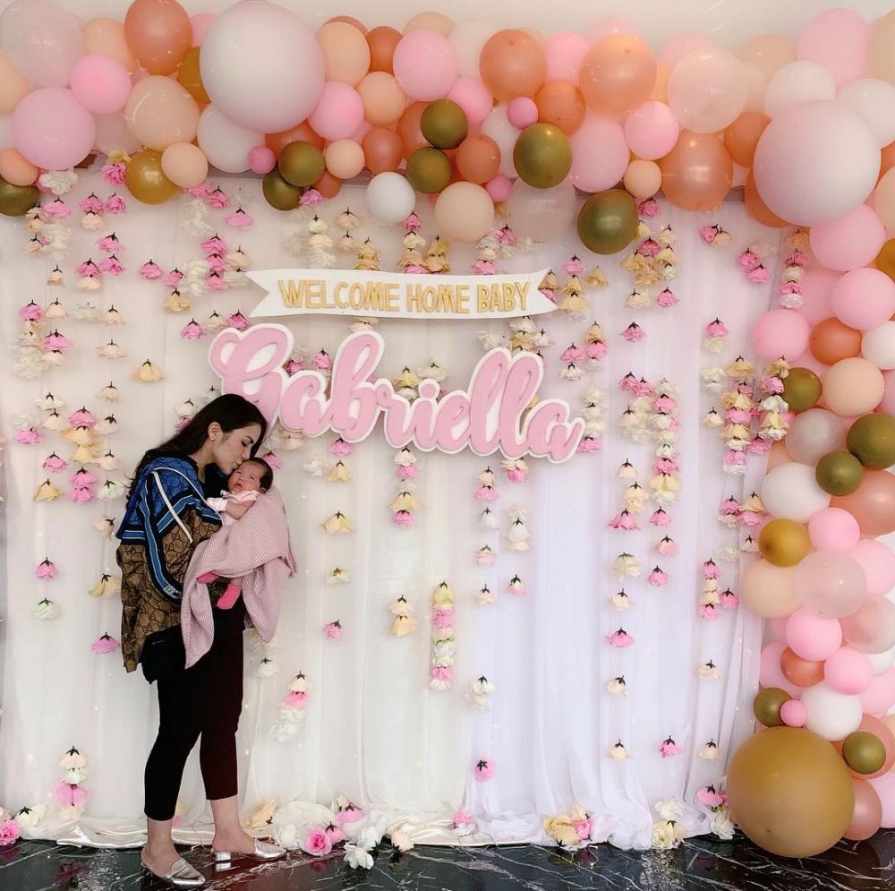 5 Potret kepulangan Momo Geisha & bayinya, ada pesta sambutan