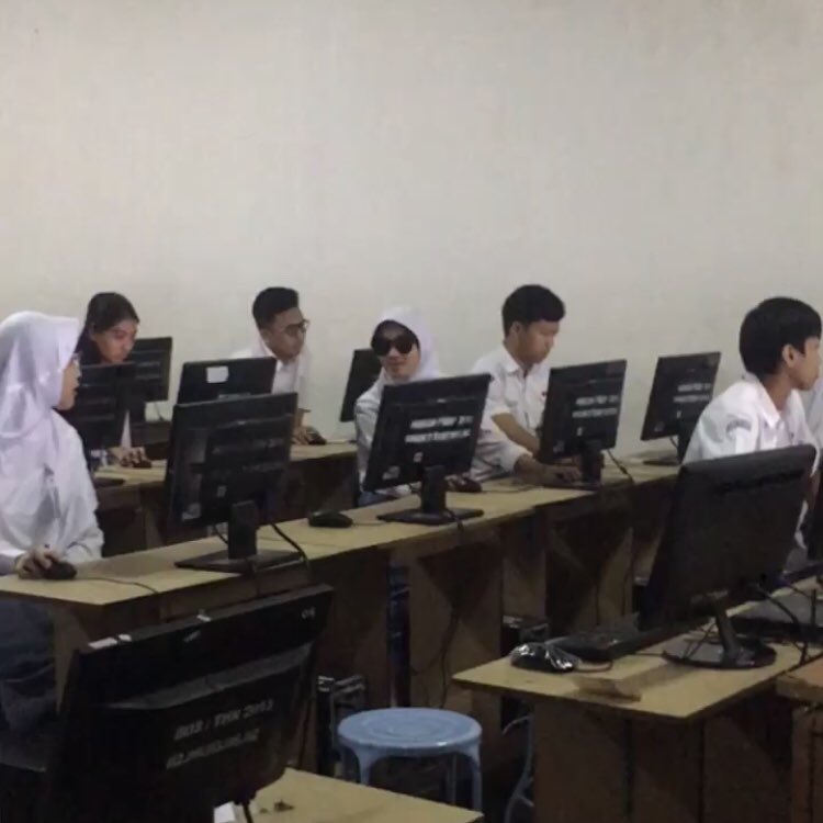 Tingkat kecerahan layar monitor UNBK rusak, solusi cewek ini swag 