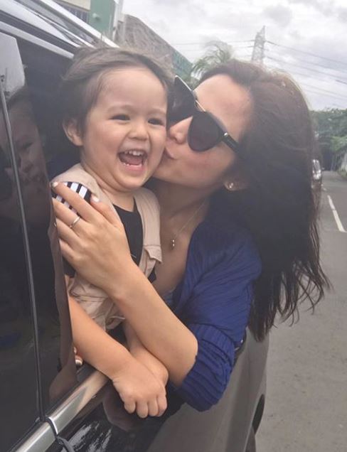 5 Seleb bagikan momen ciuman bareng anak, penuh kasih sayang