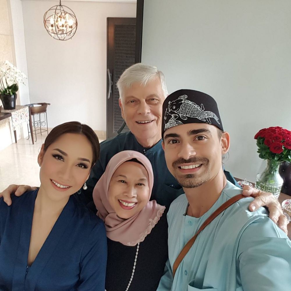 8 Potret kedekatan BCL & ibu mertuanya yang jarang terekspos