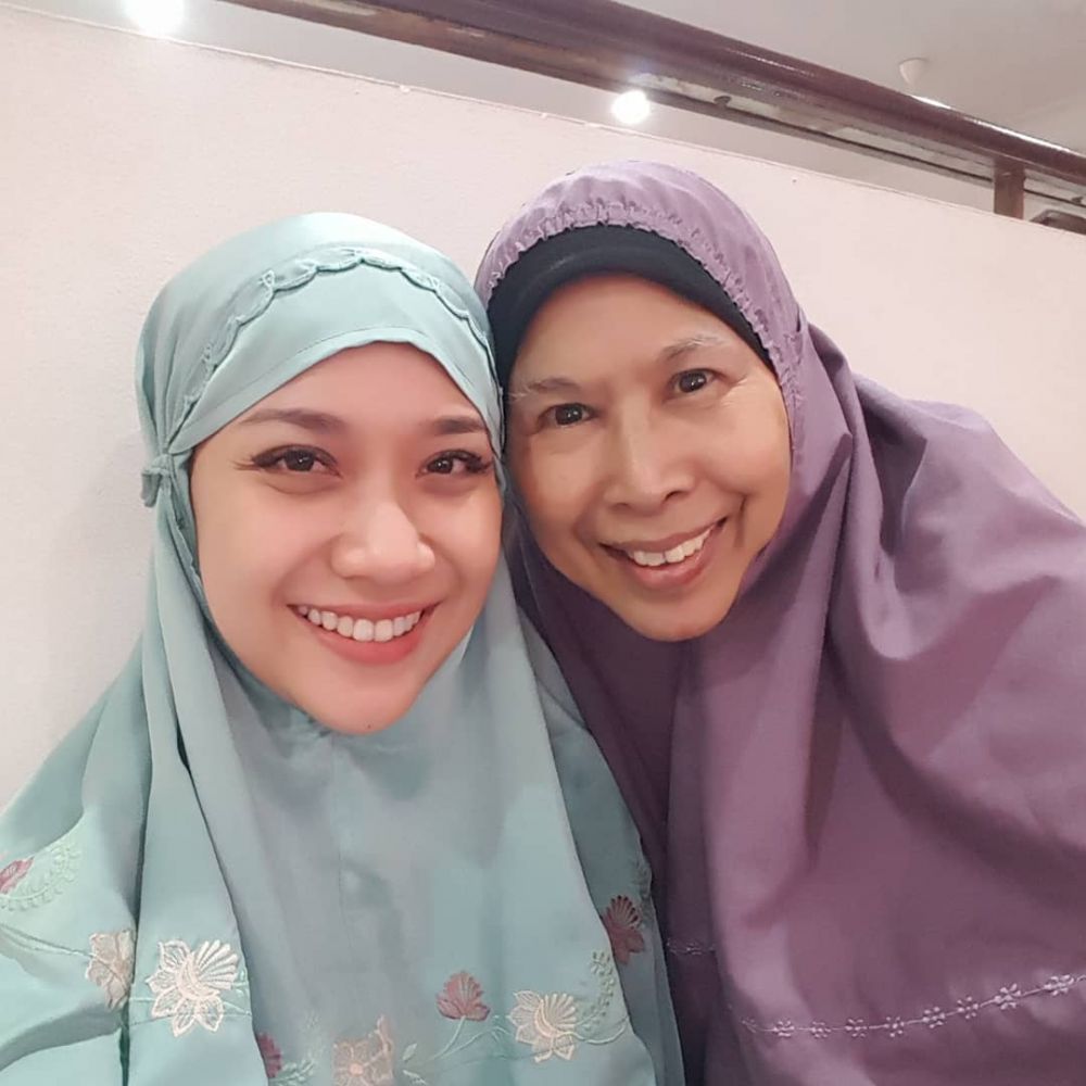8 Potret kedekatan BCL & ibu mertuanya yang jarang terekspos