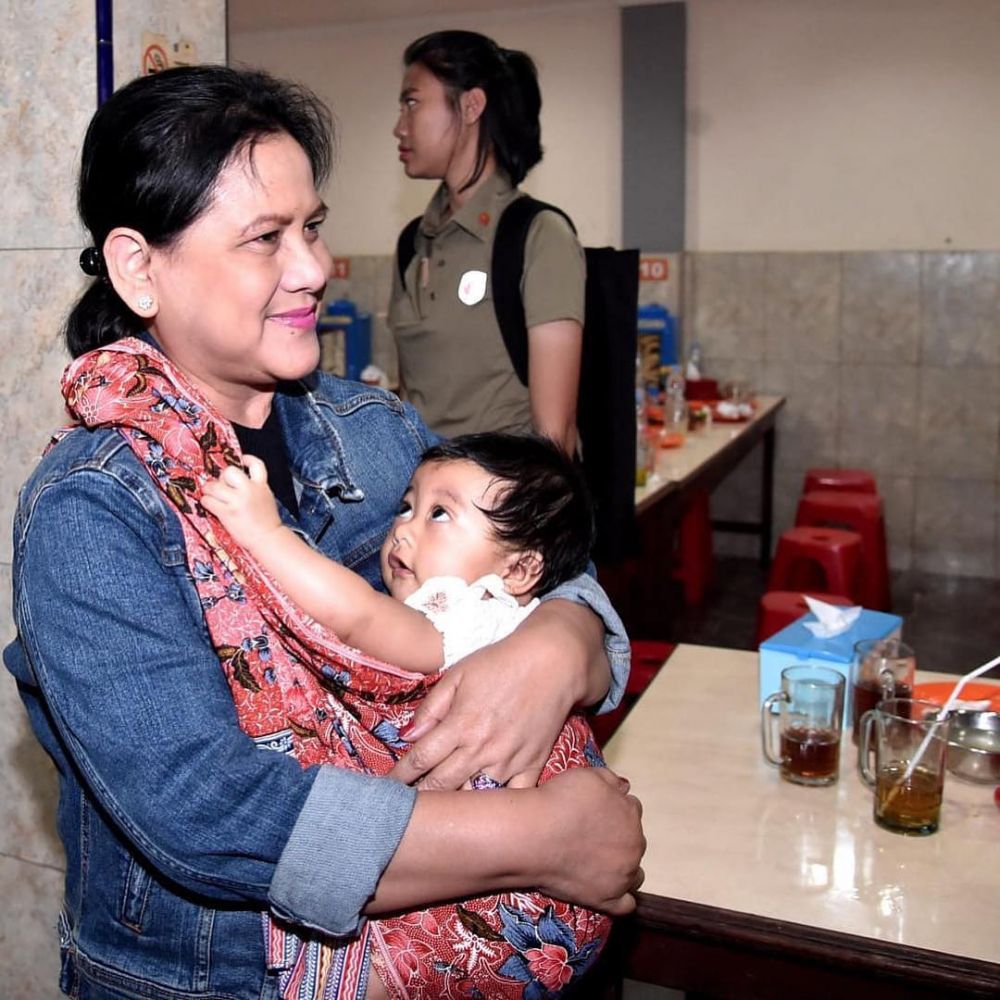 9 Potret Ibu Negara Iriana momong cucu Jan Ethes & Sedah Mirah