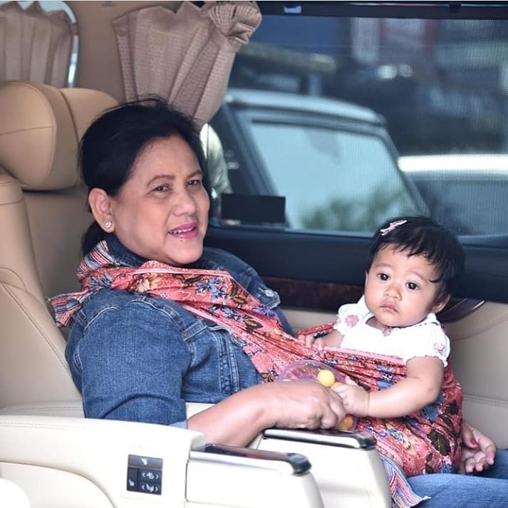 9 Potret Ibu Negara Iriana momong cucu Jan Ethes & Sedah Mirah
