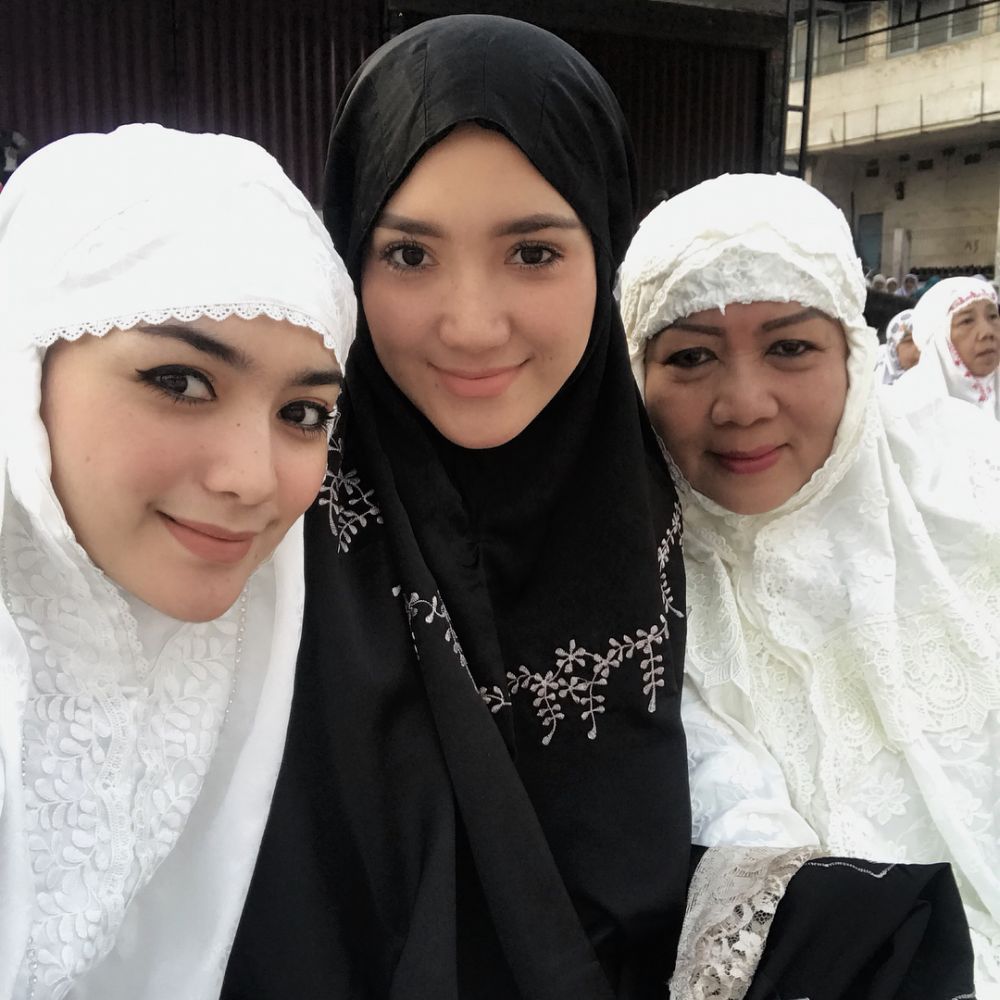 10 Pesona Erica Putri tampil berhijab, cantiknya makin terpancar