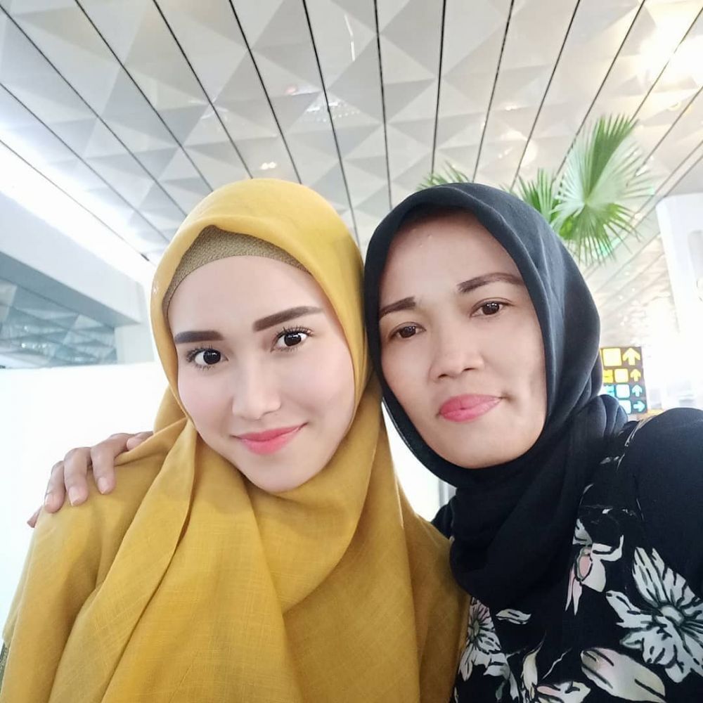 9 Potret persiapan Ayu Ting Ting berangkat umrah sendirian