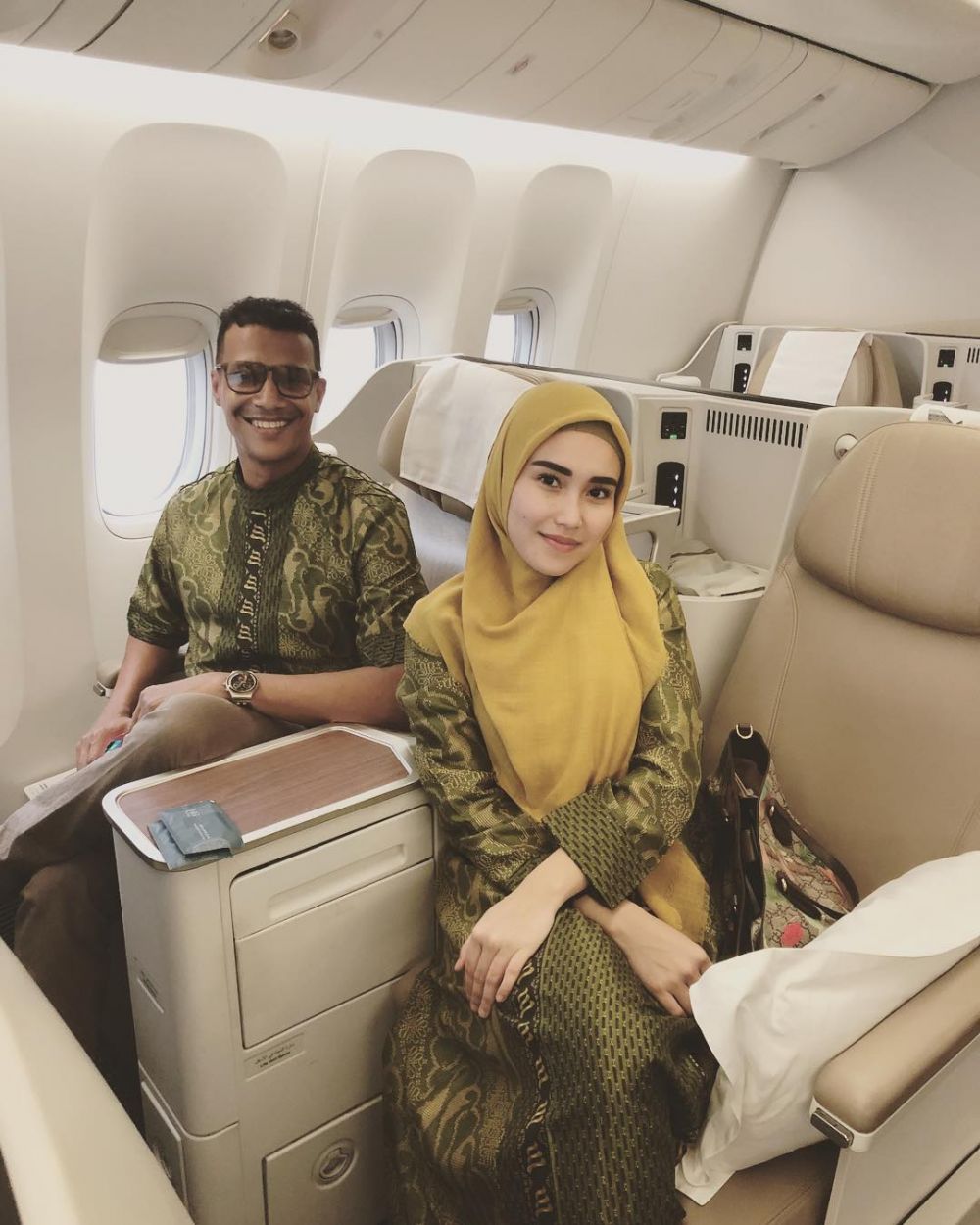 9 Potret persiapan Ayu Ting Ting berangkat umrah sendirian