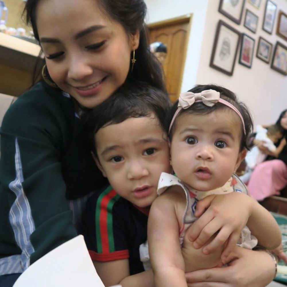 10 Momen kedekatan Nagita Slavina & keponakan, bak ibu kandung