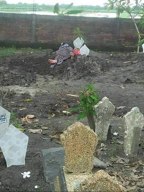 Kisah di balik foto ibu tidur di atas makam anaknya ini sedih