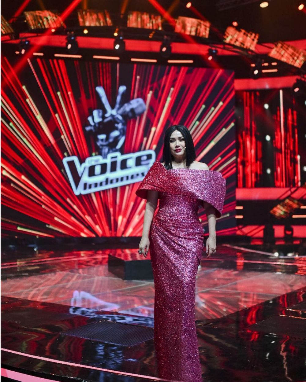 10 Penampilan nyentrik Titi DJ di panggung ini bikin kagum