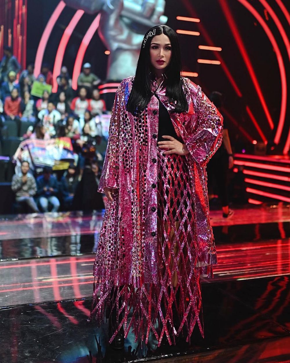 10 Penampilan nyentrik Titi DJ di panggung ini bikin kagum