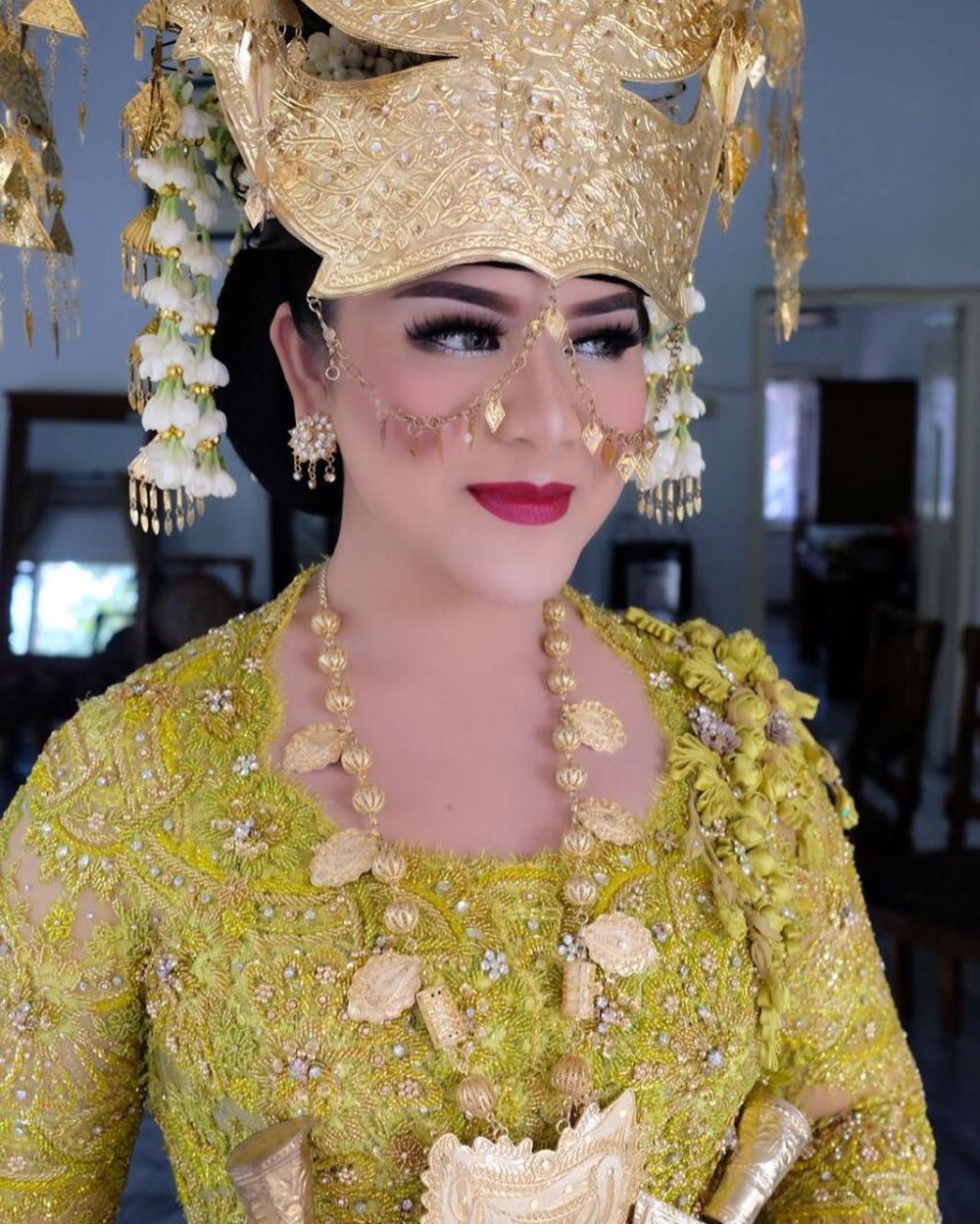 7 Potret Kahiyang Ayu dengan makeup tebal ini bikin pangling