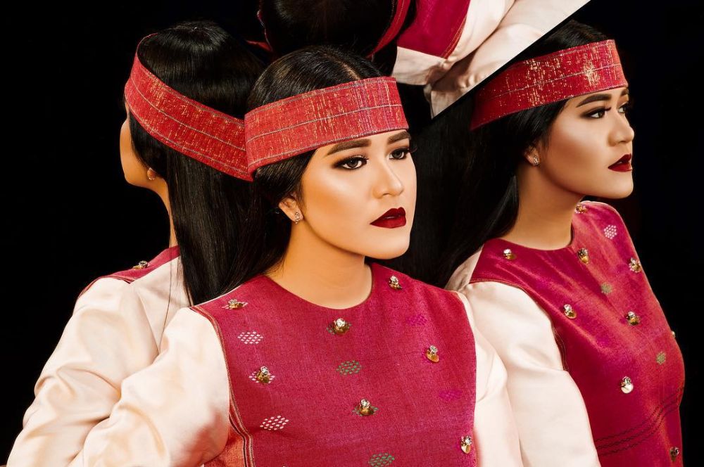 7 Potret Kahiyang Ayu dengan makeup tebal ini bikin pangling