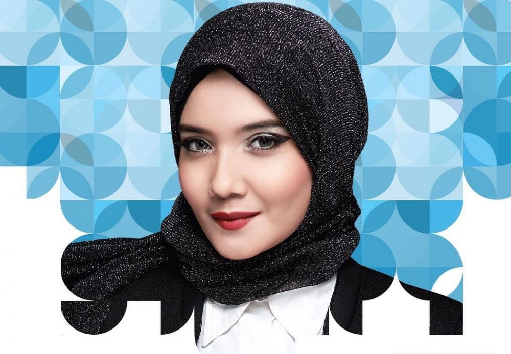 8 Potret Zaskia  Sungkar  pakai makeup tebal bikin pangling