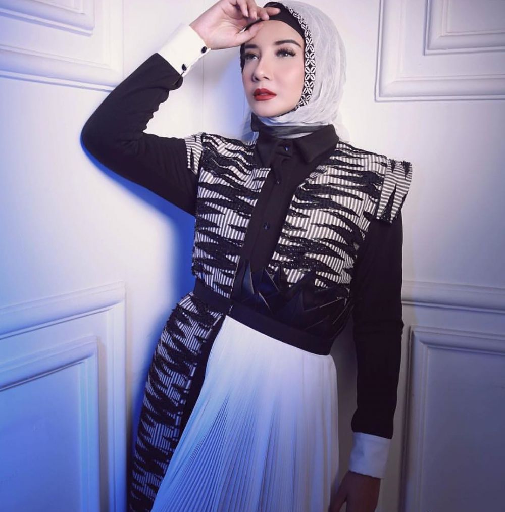 8 Potret Zaskia Sungkar pakai makeup tebal, bikin pangling