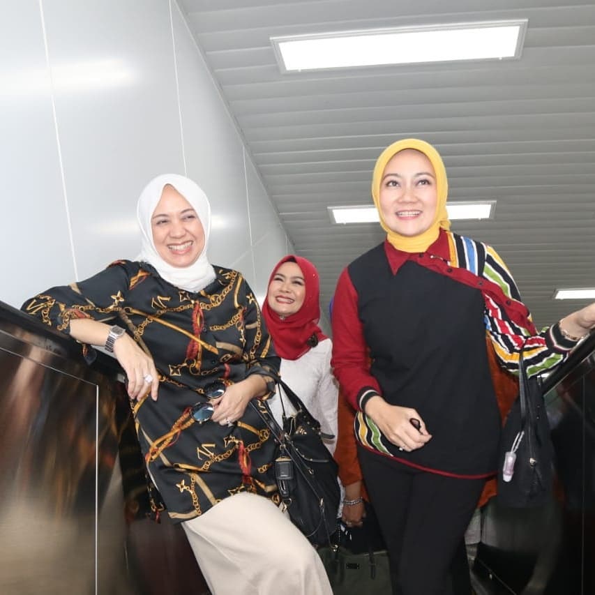 10 Momen seru Atalia istri Ridwan Kamil coba MRT Jakarta