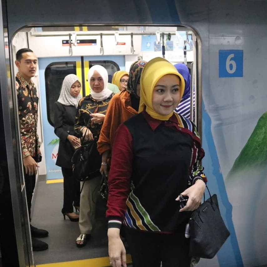 10 Momen seru Atalia istri Ridwan Kamil coba MRT Jakarta