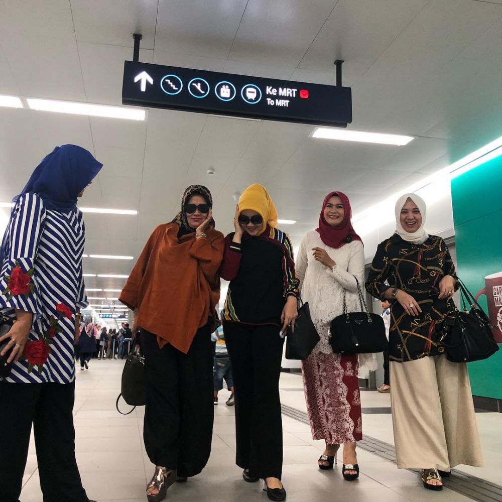 10 Momen seru Atalia istri Ridwan Kamil coba MRT Jakarta