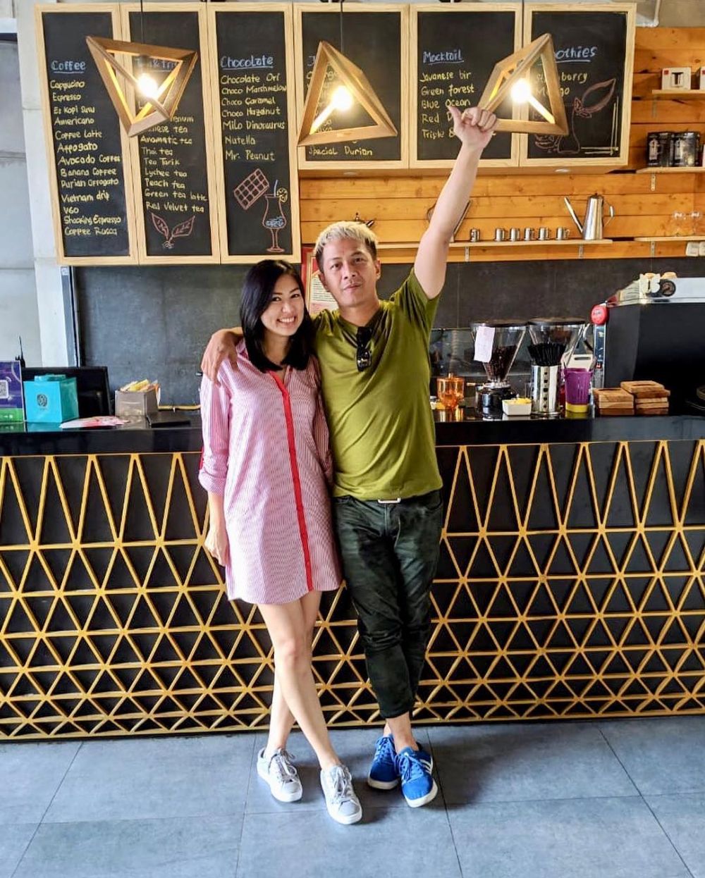 8 Potret kedekatan Delon dan Aida Noplie, serius pacaran?