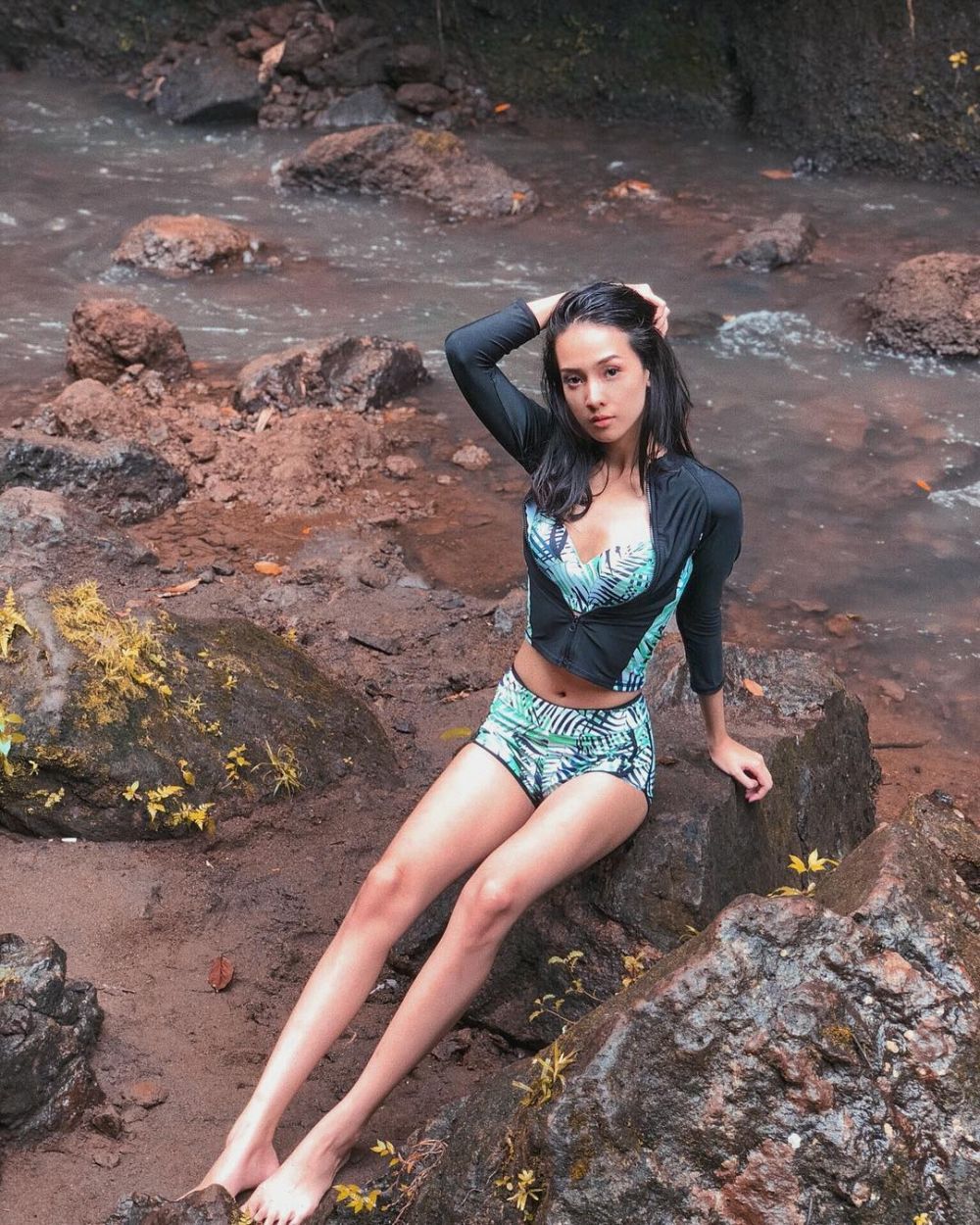 10 Potret Anya Geraldine dalam balutan swimwear, bikin gagal fokus