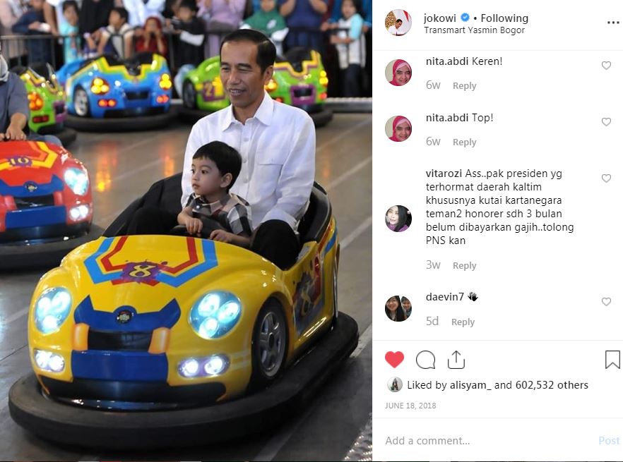 6 Permainan yang dilakukan Jokowi saat momong Jan Ethes