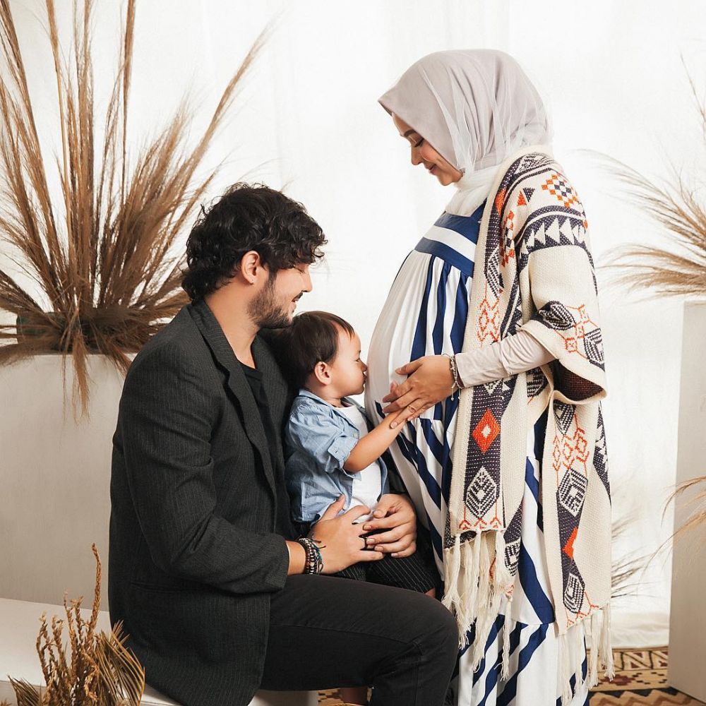 Hamil 9 bulan, ini 8 potret maternity Aryani Fitriana yang menawan
