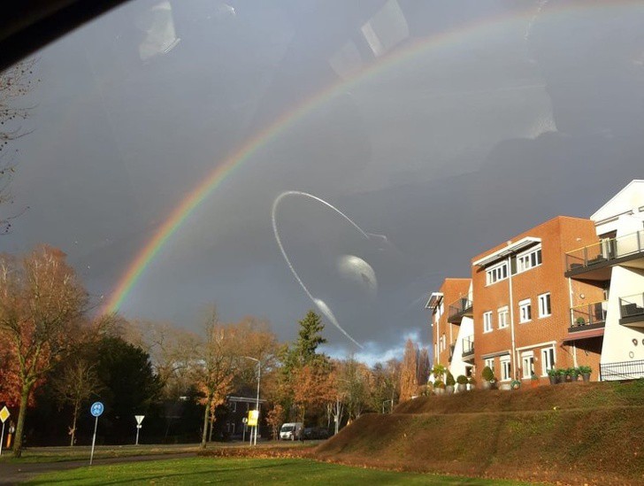 12 Potret pantulan kaca ini bikin mikir dua kali, bentuk objek lain