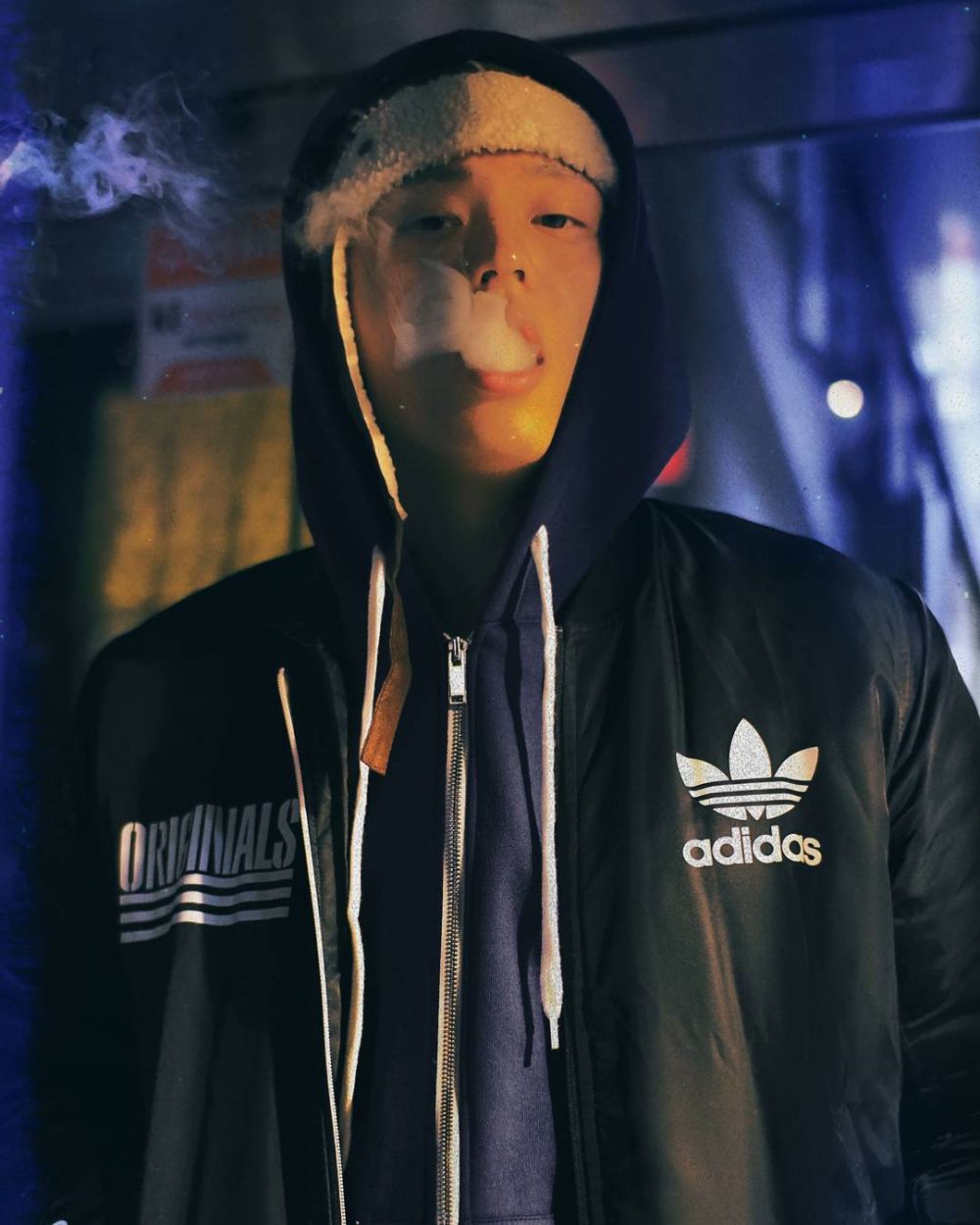 8 Potret KK, rapper Korea Selatan yang alami kelumpuhan total