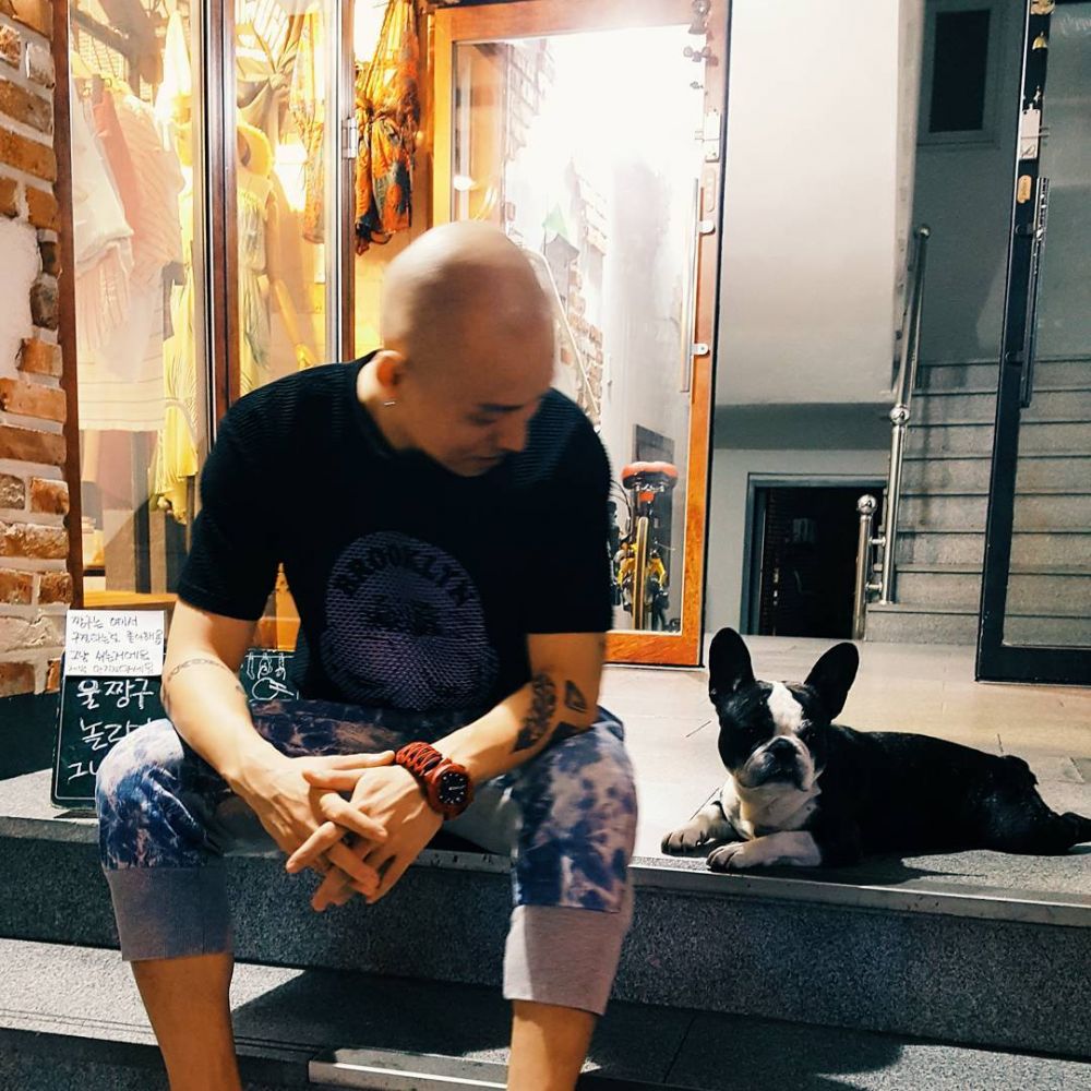 8 Potret KK, rapper Korea Selatan yang alami kelumpuhan total