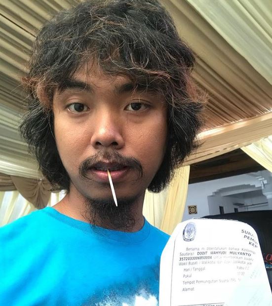 8 Inspirasi OOTD seleb datangi TPS, dari kasual hingga cetar