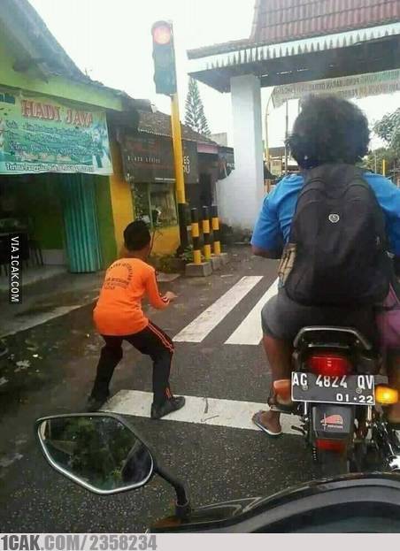 12 Penampakan kendaraan di jalan raya ini nggak biasa, kocak abis