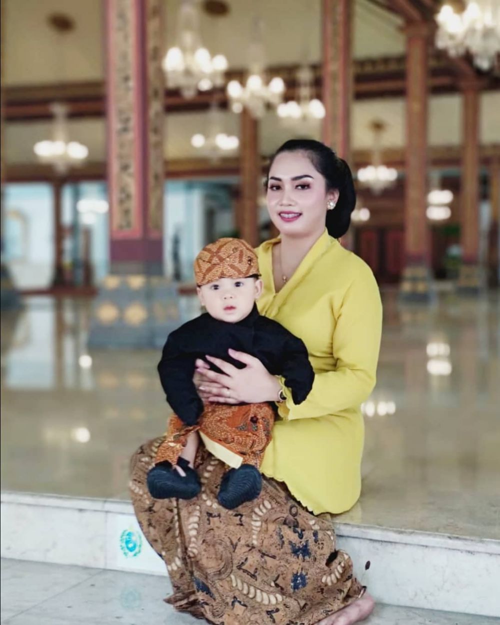 8 Potret anak Vicky Shu pakai blangkon ini bikin gemas maksimal