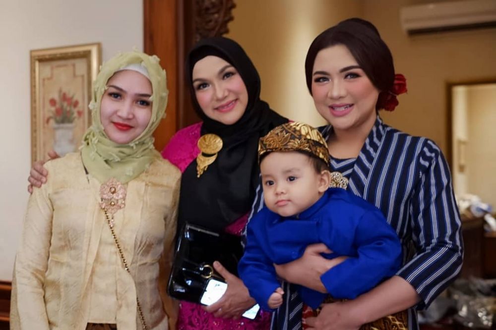 8 Potret anak Vicky Shu pakai blangkon ini bikin gemas maksimal